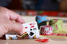 Layar antarmuka aplikasi mobile asiasloto menampilkan menu sportsbook, live dealer, dan slot games
